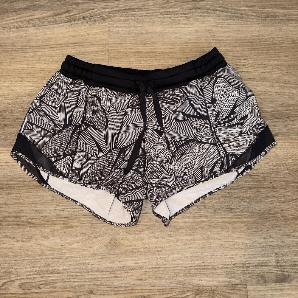 Lululemon Hotty Hot Shorts Size 8 Dottie Tribe White Black Run‎